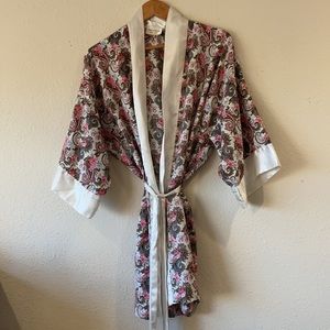 COPY - VINTAGE GOLD LABEL VICTORIAS SECERT PASLEY FLORAL HALF ROBE WITH WHITE T…